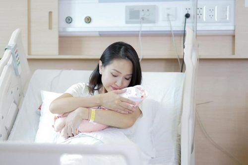Vân Hugo đăng ảnh cận mặt ái nữ, con gái được khen giống bố 'như tạc'