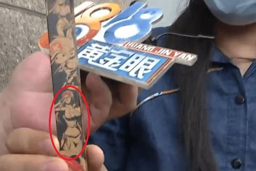 'Bóc phốt' hình nhân vật One Piece in trên bút cho trẻ quá hở hang, người mẹ khiến netizen tranh cãi