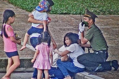Cảm động chiến sĩ cảnh vệ để người đàn ông cắn vào tay trong cơn co giật