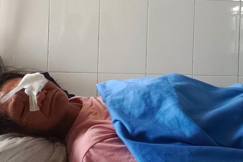 Suýt hỏng mắt khi đi cuốc đất