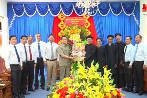 Bí Thư Tỉnh ủy An Giang Lê Hồng Quang thăm, chúc mừng Đại lễ Tam hợp, kỷ niệm 155 năm Ngày khai sáng Đạo Tứ Ân Hiếu Nghĩa