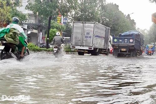 Khu vực cầu Đồng Khởi ngập nặng sau cơn mưa kéo dài
