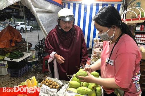 Thị trường phục vụ Tết Đoan Ngọ 'hút hàng'