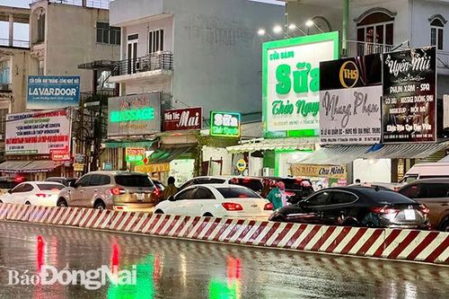 Kẹt xe kéo dài trên đường Đồng Khởi sau mưa