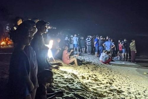 Tặng bằng khen 2 thanh niên cứu 6 học sinh đuối nước trên biển