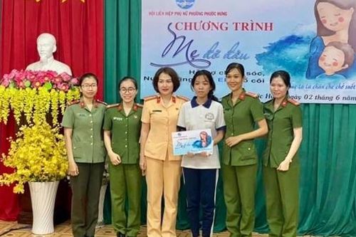 'Mẹ đỡ đầu' cho học sinh dân tộc mồ côi mẹ vì tai nạn giao thông