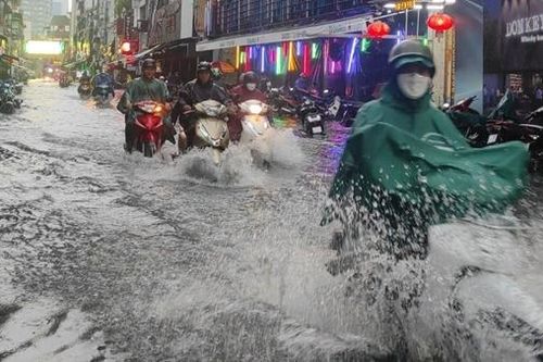 Mưa to nhiều giờ, các tuyến đường nước lênh láng như sông