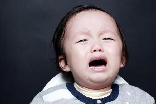 Trẻ đánh nhau vì tranh giành đồ chơi, cha mẹ cần làm gì để giải quyết mâu thuẫn mà vẫn giáo dục được trẻ?