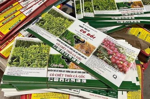 Từ những thùng chứa hàng trăm lít, thuốc trừ cỏ Trung Quốc đã được 'hô biến' thành lọ nhỏ, mang thương hiệu Việt như thế nào?