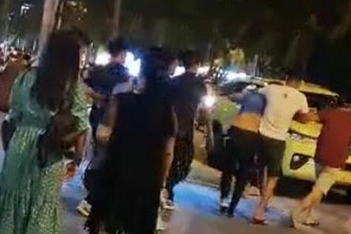 Hướng dẫn viên du lịch bị nhóm người kẹp cổ, kéo đi trước mặt du khách ở Đà Nẵng