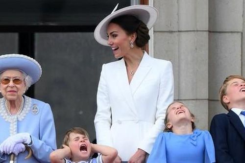 Hoàng tử bé Louis và loạt meme 'cute lạc lối' trong Đại lễ Bạch kim của Nữ hoàng Anh