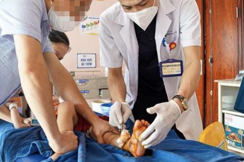 Trẻ dập nát bàn chân vì cổng trượt tự động
