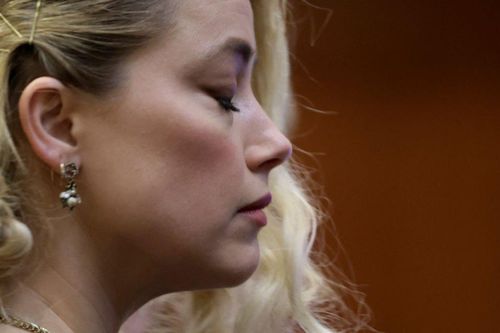 Giây phút Amber Heard nghe mức phạt 15 triệu USD
