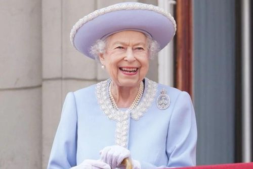 Ẩn ý trang phục xanh nhạt của Nữ hoàng Elizabeth II