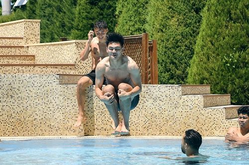 U23 Thái Lan thả lỏng ở bể bơi sau trận hòa Việt Nam