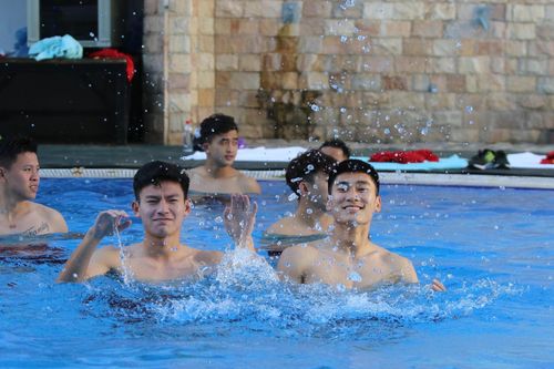 U23 Việt Nam đùa giỡn ở bể bơi trong ngày nghỉ