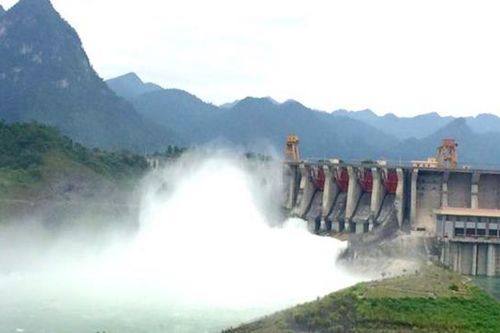 Vượt mức nước cho phép trước lũ, hồ Hòa Bình sẵn sàng mở cửa xả
