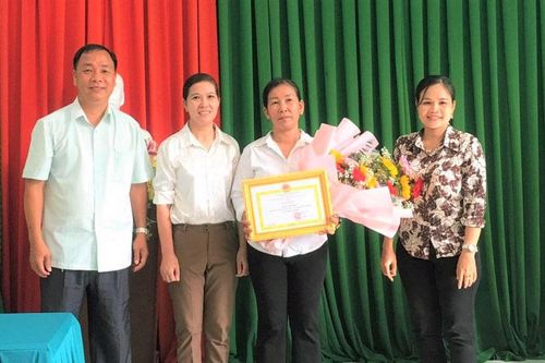 Khen thưởng người nhặt được 170 triệu đồng trả lại cho người mất