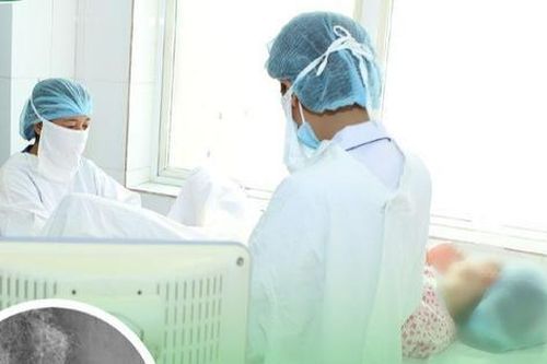 Bé gái 12 tuổi tự nhét dị vật vào âm đạo