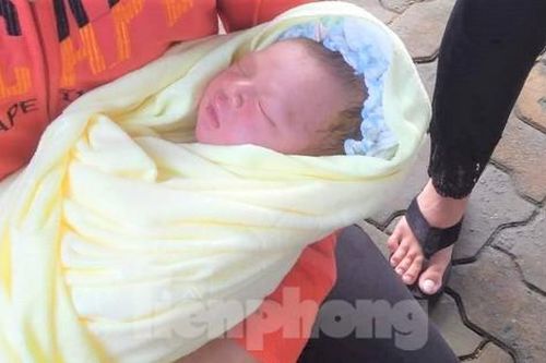Bé sơ sinh bị bỏ rơi bên tường rào công ty