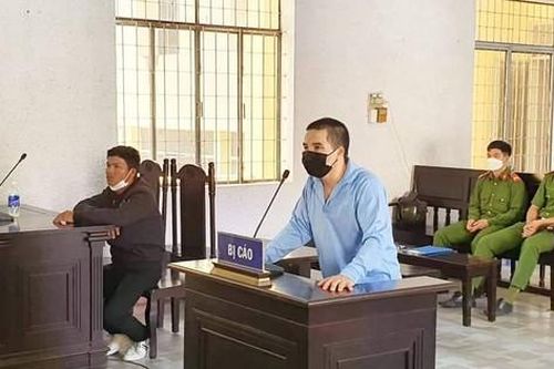 Bị đấm vì quay video cưa gỗ, nam thanh niên vác dao chém người