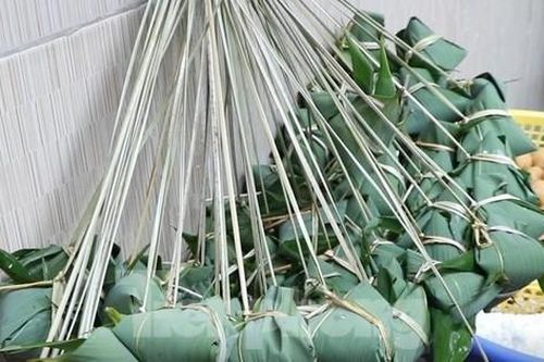 Clip: Gia đình người Hoa quây quần làm bánh bá trạng Tết Đoan Ngọ
