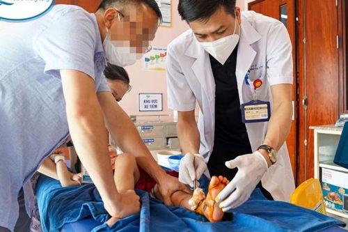 Bé 2 tuổi dập nát bàn chân do kẹt cửa tự động