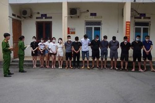 Bắt quả tang 14 đối tượng 'mở tiệc' ma túy trong nhà trọ