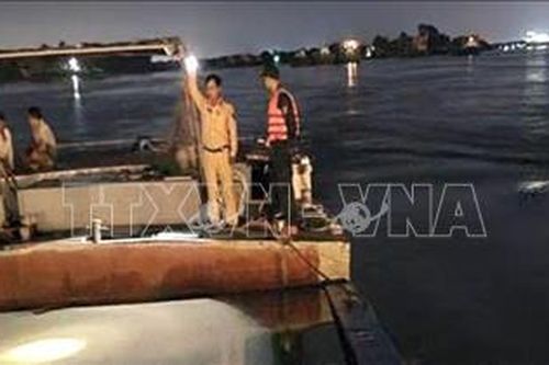 Tạm giữ phương tiện khai thác cát trái phép trên tuyến sông Đồng Nai