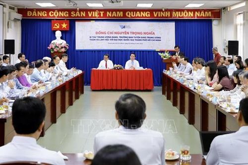Đồng chí Nguyễn Trọng Nghĩa làm việc với Ban Giám đốc ĐH Quốc gia TP Hồ Chí Minh
