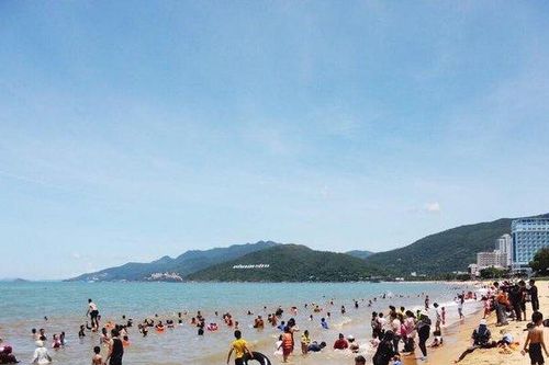 Tết Đoan Ngọ: Người dân 'xứ Nẫu' bất chấp nắng nóng ra biển 'xả xui'