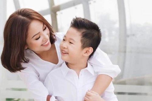 Vân Hugo xúc động khi đọc lời nhắn của con trai gửi cho em gái mới chào đời