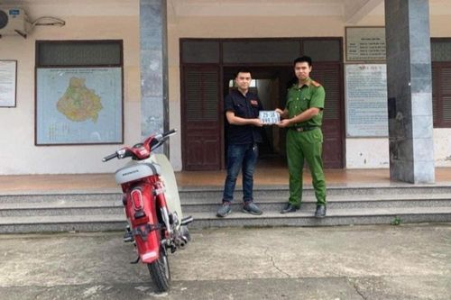 Nam thanh niên được trả 700 triệu đồng cho chiếc xe máy sau khi bấm được biển số ngũ quý 9