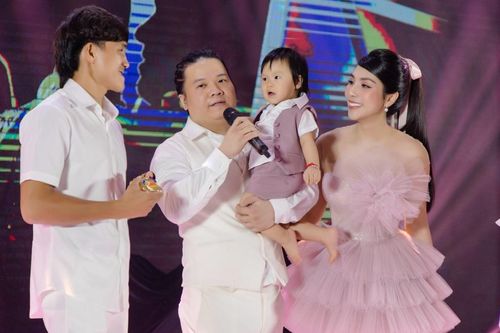 Sửu Nhi Do Re Mi bất ngờ nhận tấm huy chương vàng Sea Games từ bố đỡ đầu Nguyễn Trần Duy Nhất