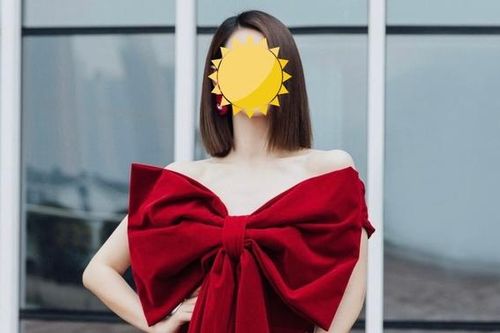 Con gái tự tiện lấy váy của mẹ ra nghịch, nữ diễn viên nổi tiếng nghiêm khắc nói 1 câu