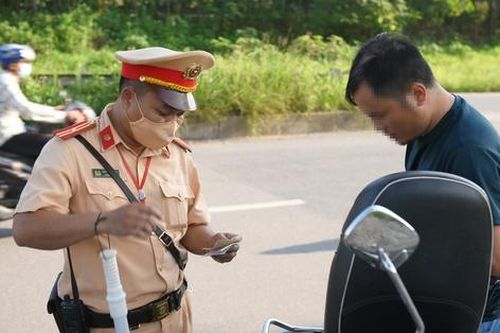 Đi xe máy vào cao tốc, tự xưng là phó trưởng khoa rồi dọa CSGT 'vào viện K sẽ gặp anh'