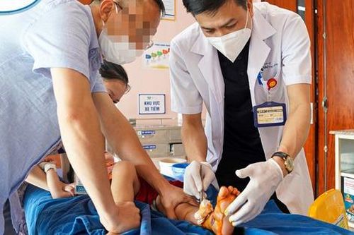 Bé 28 tháng tuổi bị dập nát bàn chân do cổng trượt tự động
