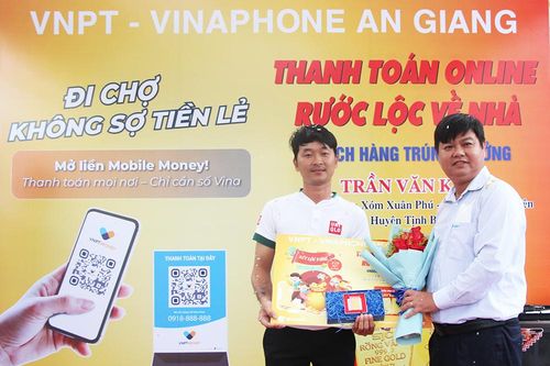VNPT An Giang tổ chức Chương trình thanh toán không dùng tiền mặt và trao giải 1 cây vàng SJC 9999 cho khách hàng trúng thưởng tại chợ Tịnh Biên