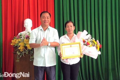 Khen thưởng đột xuất cho cá nhân nhặt được 170 triệu đồng trả lại người mất