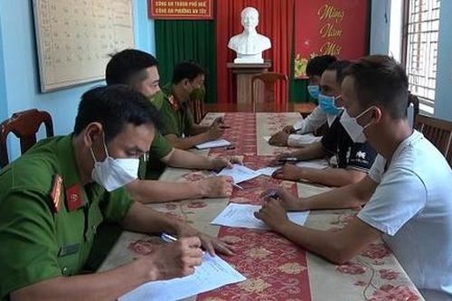 Triệu tập 14 đối tượng xin đểu tại nghĩa trang khi có người thăm viếng mộ