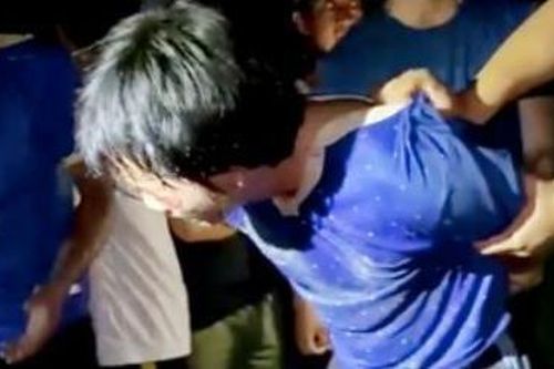 Đang xem tivi bị hàng xóm xông vào nhà chém tử vong, rồi cố thủ nhiều giờ