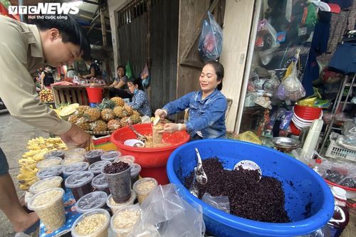 Người Hà Nội tất bật sắm Tết Đoan Ngọ từ sáng sớm