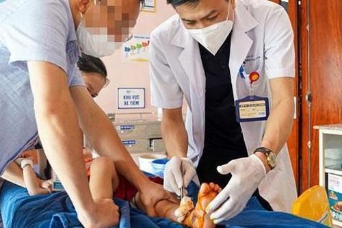 Hà Nội: Bé 2 tuổi nát bàn chân do bị kẹp vào cổng trượt tự động của gia đình