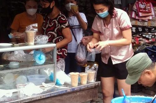 Người Hà Nội tất bật mua rượu nếp, hoa quả về 'diệt sâu bọ'