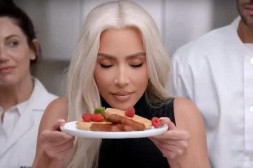 Kim Kardashian bị dân mạng 'ném đá' vì giả vờ ăn thật trân trong quảng cáo thịt chay