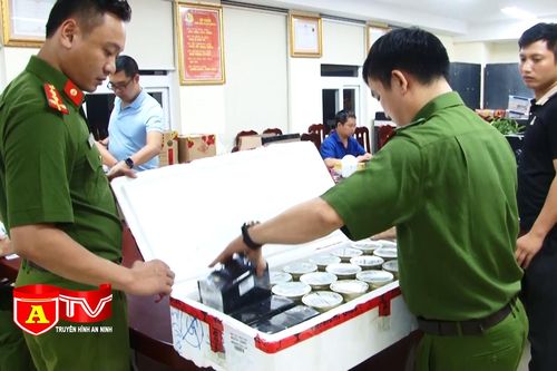 Khám xét thu giữ hơn 14.000 điếu xì gà không rõ nguồn gốc