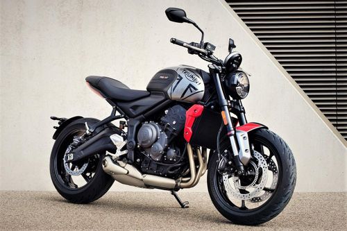 Hơn 80 chiếc Triumph Trident 660 tại Việt Nam có chân chống dễ bị cong