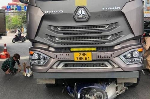 Nữ tài xế xe máy tử vong thương tâm dưới gầm xe tải