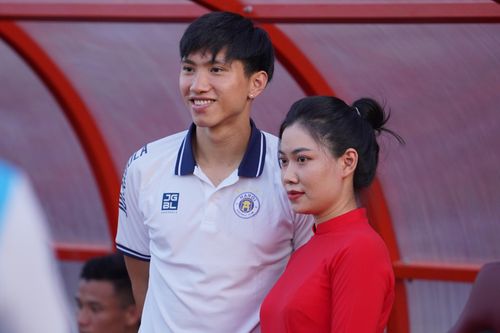 Văn Hậu dự khán trong ngày CLB Hà Nội thắng Viettel