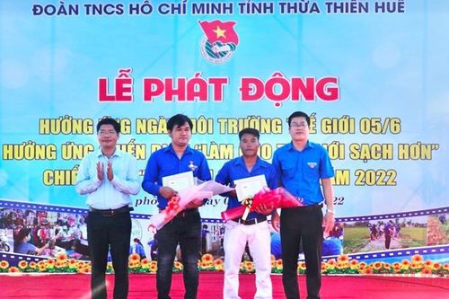 Trao tặng Huy hiệu 'Tuổi trẻ dũng cảm' cho 2 thanh niên cứu 6 học sinh đuối nước